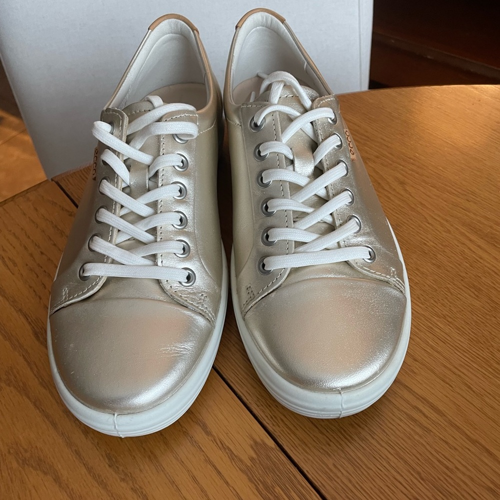 Ecco Pearl Metallic Low-Top Sneakers in Light Gold and White
